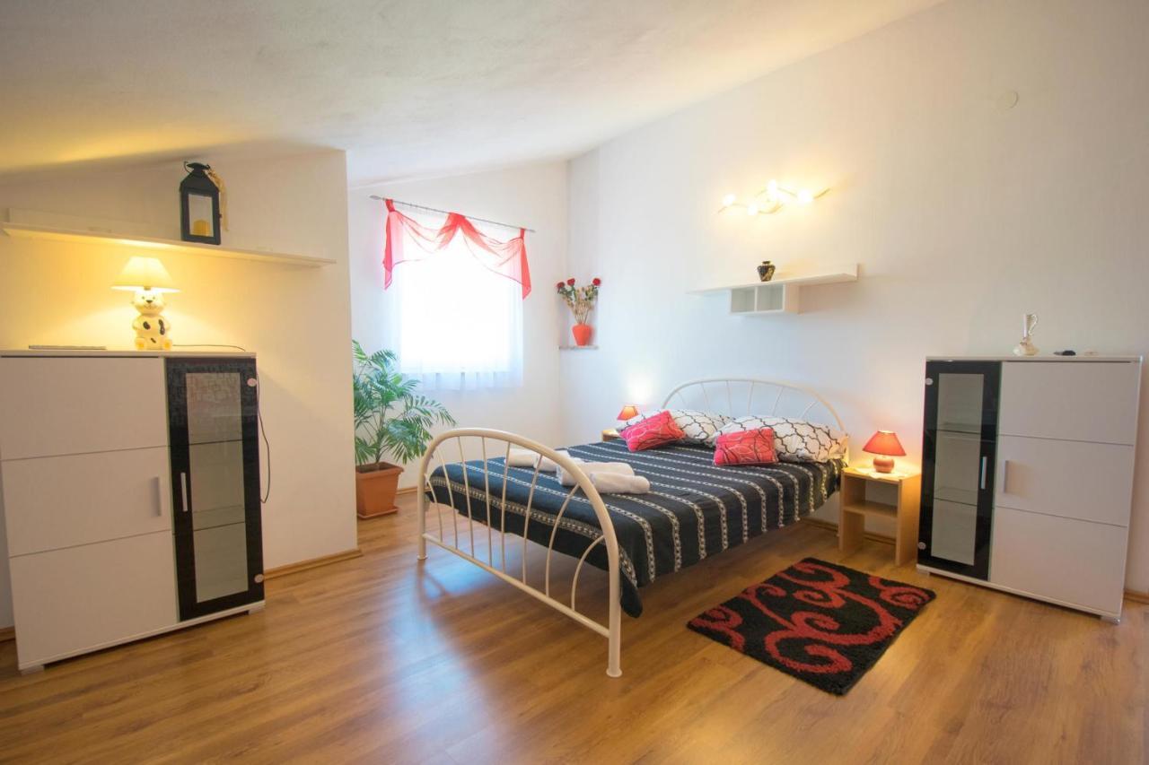 Apartments Mladenka Malinska Kültér fotó
