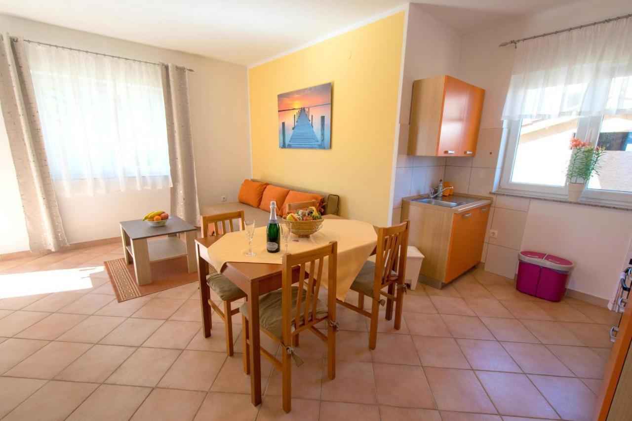 Apartments Mladenka Malinska Kültér fotó